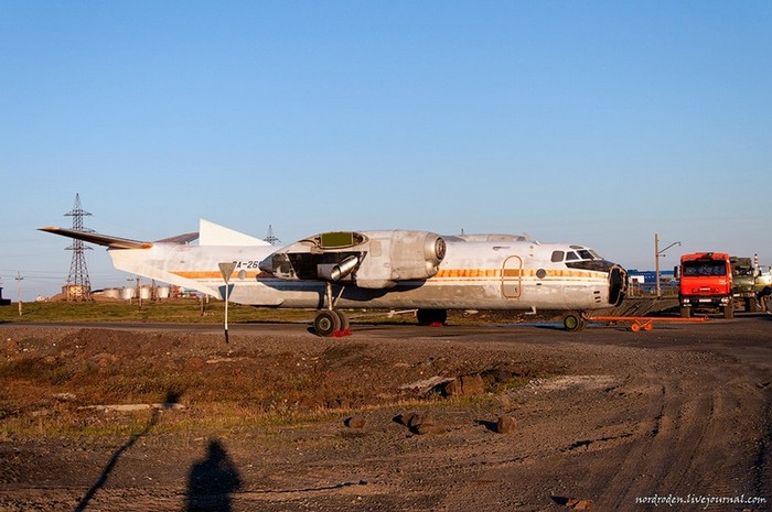 Phi cơ An-26 được vận chuyển đến làm biểu tượng cho một nhà máy có từ thời kỳ Liên Xô